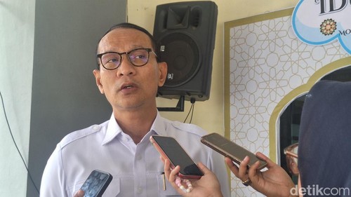 Wali Kota Mataram Mohan Roliskana saat diwawancarai di kantor wali kota, Rabu (9/4/2025).