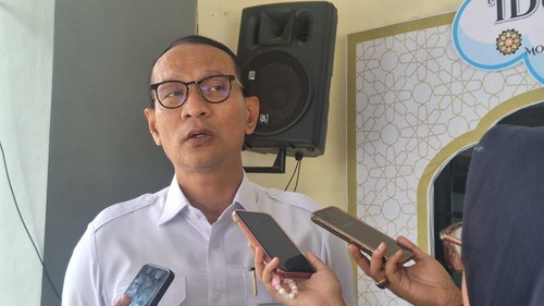 Wali Kota Mataram, Mohan Roliskana, saat diwawancarai di kantornya, Rabu (9/4/2025). (Nathea Citra/detikBali)