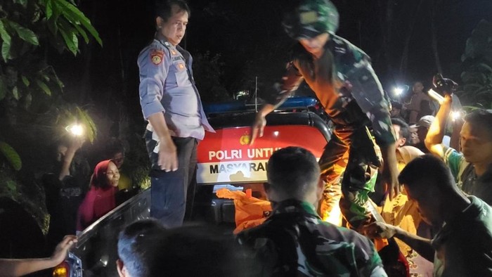 Proses Evakuasi temuan mayat wanita di sungai Silanggak Desa Kalirejo Kecamatan Talun, Kabupaten Pekalongan, pada Selasa (8/4) petang.