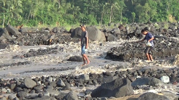Warga di Lumajang seberangi sungai aliran lahar