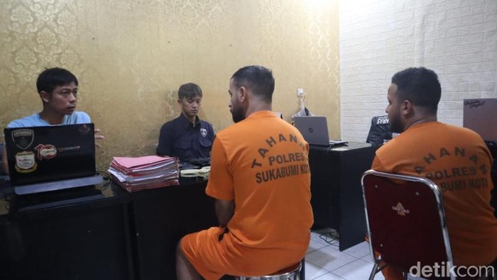 Warga Yaman saat diperiksa penyidik Polres Sukabumi Kota