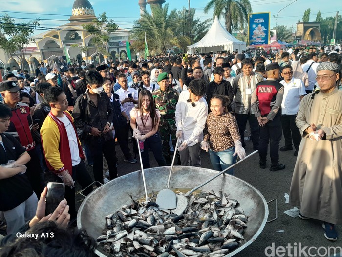 Willie Salim saat memasak ikan asam pedas di Bengkulu.