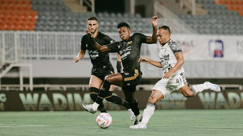 Winger Bali United, Irfan Jaya (jersey putih) dikawal dua pemain Dewa United saat pertemuan pertama kedua tim di Liga 1 2024/1025, 23 November 2024.