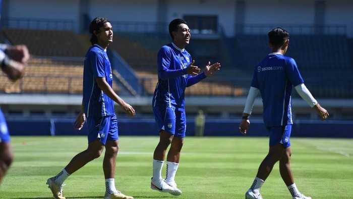 Winger Persib Febri Hariyadi (tengah)