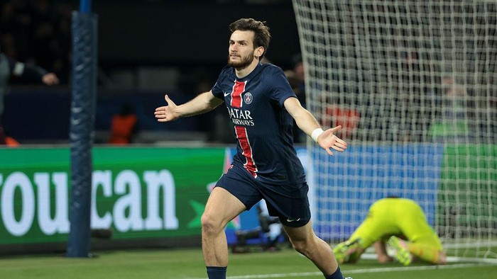 PARIS, FRANCE - APRIL 9: Khvicha Kvaratskhelia of PSG celebrates his goal while goalkeeper of Aston Villa Emiliano Martinez lies down during the UEFA Champions League 2024/25 Quarter Final First Leg match between Paris Saint-Germain (PSG) and Aston Villa FC at Parc des Princes stadium on April 9, 2025 in Paris, France. (Photo by Jean Catuffe/Getty Images)