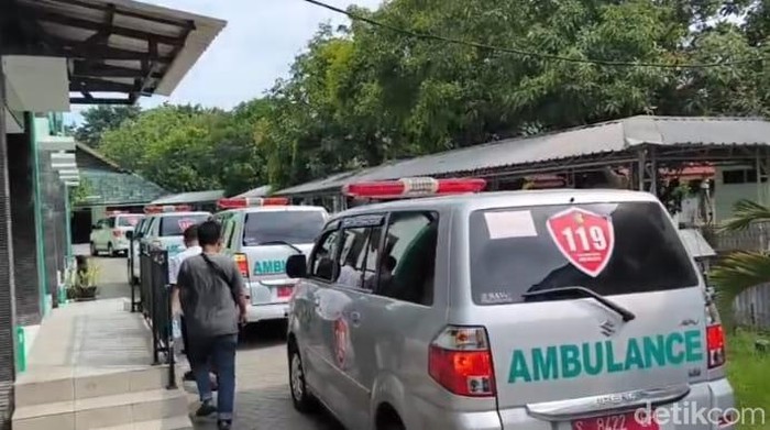 4 ambulans menjemput 7 penumpang tewas laka maut di duduksampeyan gresik