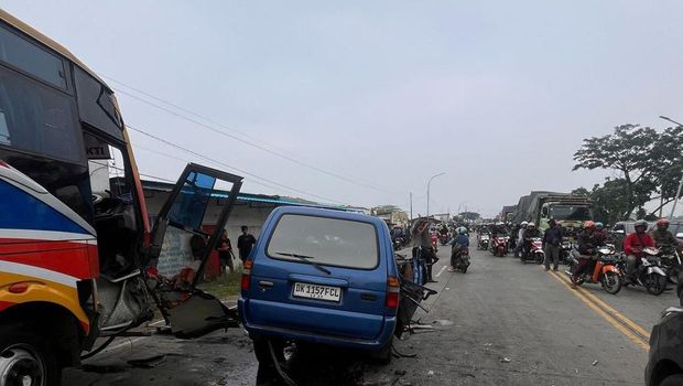 adu banteng itu melibatkan Bus Rajawali Indah jurusan Bojonegoro-Surabaya dan Izusu Panther warna biru.