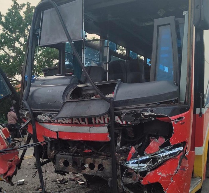 adu banteng itu melibatkan Bus Rajawali Indah jurusan Bojonegoro-Surabaya dan Izusu Panther warna biru.