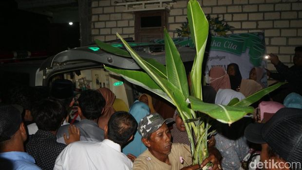 Ambulans jenazah 7 korban kecelakaan Panther Vs Bus di Gresik tiba di rumah duka.