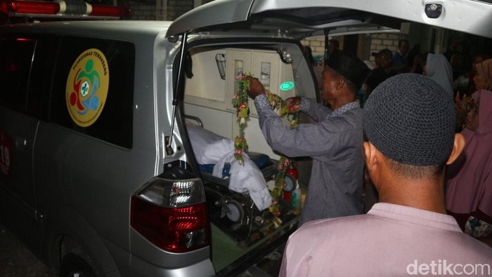 Ambulans jenazah 7 korban kecelakaan Panther Vs Bus di Gresik tiba di rumah duka.