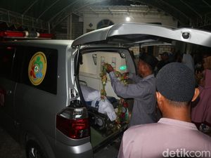 Isak Tangis Iringi Kedatangan 7 Jenazah Korban Laka Panther Vs Bus