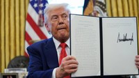 Presiden Amerika Serikat (AS) Donald Trump mengumumkan jeda tiga bulan penuh atau sekitar 90 hari pada semua tarif impor tinggi yang ditetapkan kepada berbagai negara, tak terkecuali Indonesia yang terkena tarif 32%. (REUTERS/Nathan Howard)