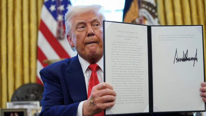 AS Geram China Melawan Terus, Langsung Patok Tarif Impor 125% U.S. President Donald Trump looks on, as he signs executive orders and proclamations in the Oval Office at the White House in Washington, D.C., U.S., April 9, 2025. REUTERS/Nathan Howard