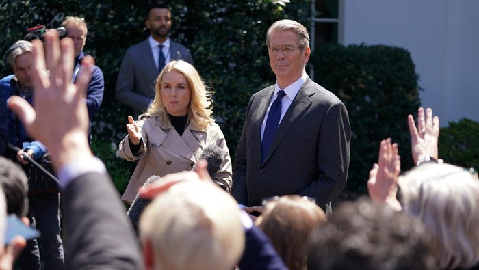 AS Geram China Melawan Terus, Langsung Patok Tarif Impor 125% Treasury Secretary Scott Bessent and White House Press Secretary Karoline Leavitt speak with the media about tariffs at the White House in Washington, D.C., U.S., April 9, 2025. REUTERS/Nathan Howard