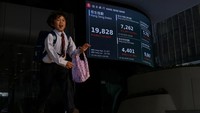 Namun khusus China, Trump tetap mematok tarif bahkan menambahkan nilainya. Dia menegaskan tarif buat China akan dinaikkan menjadi 125% dari 104% setelah China mengumumkan tarif pembalasan tambahan terhadap AS pada Rabu pagi. Yang jelas kini semua negara selain China yang dikenakan tarif impor oleh Trump akan mengalami penurunan ke tarif universal sebesar 10%. (REUTERS/Tyrone Siu)