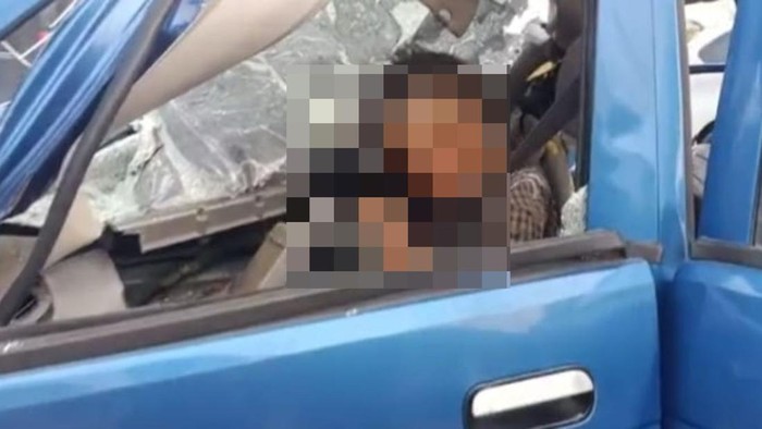 Bapak-Anak Meninggal duduk di bangku depan mobil panther yang terlibat kecelakaan di duduksampeyan gresik