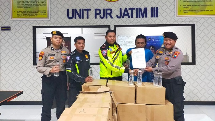 Barang bukti miras ilegal yang diselundupkan via Tol Sumo