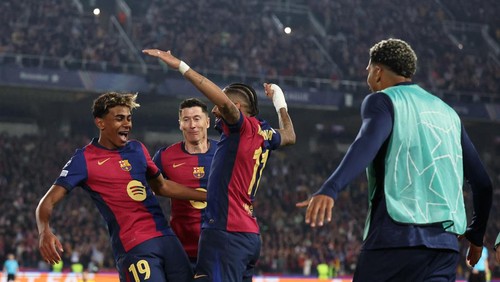 Soccer Football - Champions League - Quarter Final - First Leg - FC Barcelona v Borussia Dortmund - Estadi Olimpic Lluis Companys, Barcelona, Spain - April 9, 2025 FC Barcelonas Lamine Yamal celebrates scoring their fourth goal with Raphinha and Robert Lewandowski REUTERS/Nacho Doce