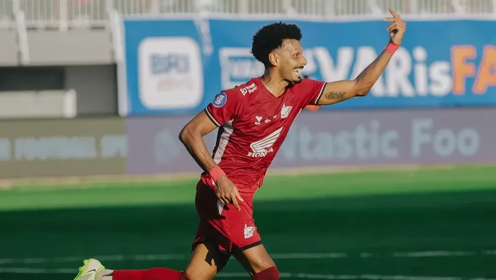 Bek PSM Makassar Aloisio Neto selebrasi usai mencetak gol ke gawang Semen Padang dalam laga Liga 1 2024/2025 di Stadion Gelora BJ Habibie.