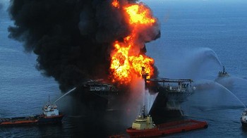 Tumpahan minyak Deepwater Horizon tahun 2010 di Teluk Meksiko, AS. Korban yang dilaporkan adalah 11 orang meninggal dan 17 orang cedera. Namun, tumpahan minyak tersebut menyebabkan kematian sejumlah besar flora dan fauna di bawah air, termasuk spesies yang terancam punah. Ini adalah tumpahan minyak laut terbesar yang pernah ada. Foto: Unbelievable Facts