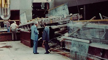 Runtuhnya Hotel Hyatt Regency Walkway tahun 1971 di Missouri, AS. Kecelakaan itu dilaporkan menewaskan 114 orang dan melukai sedikitnya 216 orang lainnya. Ini adalah salah satu bencana rekayasa paling mematikan dalam sejarah AS. Foto: Unbelievable Facts