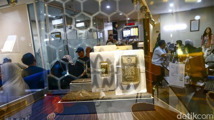 Butik emas Logam Mulia (LM) Antam di Pulogadung, Jakarta Timur, ramai diserbu pembeli. Pengunjung bahkan harus antri menunggu giliran masuk.