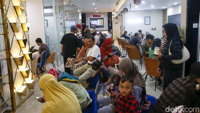 Butik emas Logam Mulia (LM) Antam di Pulogadung, Jakarta Timur, ramai diserbu pembeli. Pengunjung bahkan harus antri menunggu giliran masuk.