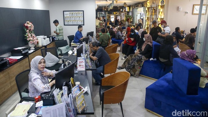 Butik emas Logam Mulia (LM) Antam di Pulogadung, Jakarta Timur, ramai diserbu pembeli. Pengunjung bahkan harus antri menunggu giliran masuk.