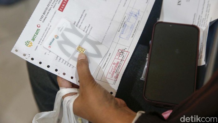 Butik emas Logam Mulia (LM) Antam di Pulogadung, Jakarta Timur, ramai diserbu pembeli. Pengunjung bahkan harus antri menunggu giliran masuk.