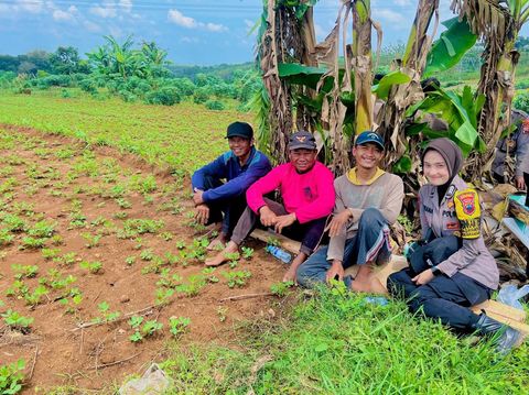 Bhabinkamtibmas Polwan dari Polres Karanganyar, Brigadir Sufiana Mayasari. Diunggah Kamis (10/4/2025).