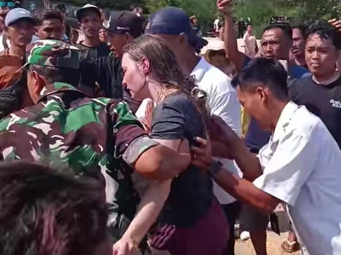 bule jerman tolong santri ponpes amanatul ummah terseret ombak