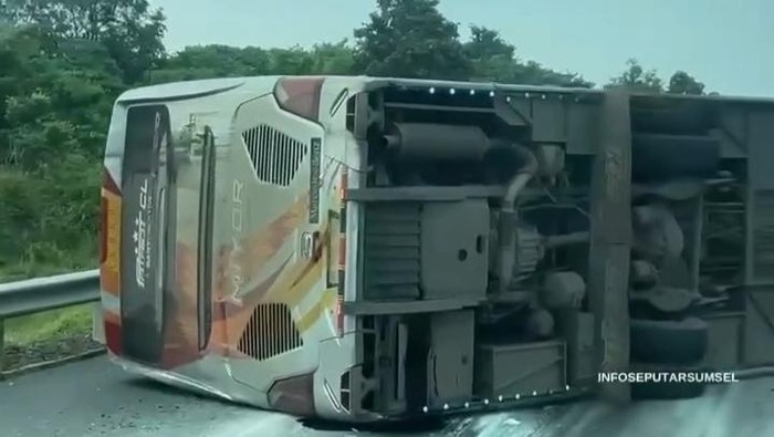 Bus Miyor terguling di Tol Kayuagung OKI