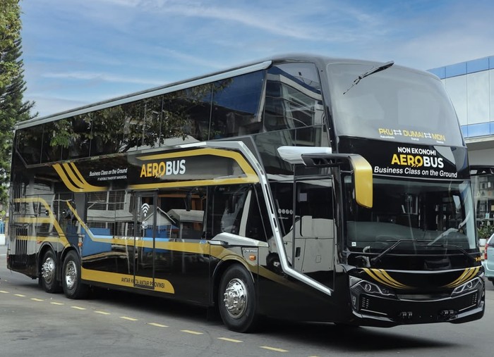Bus tingkat pertama buatan karoseri New Armada dengan bodi Skylander