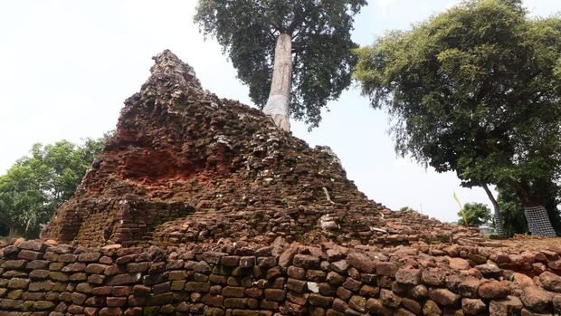 Candi Lor Ditetapkan Sebagai Cagar Budaya Pengunjung mengamati Candi Lor yang mulai lapuk dan ditumbuhi pohon kepuh di Desa Candirejo, Kabupaten Nganjuk, Jawa Timur, Kamis (10/4/2025). Candi peninggalan era Kerajaan Mataram Hindu atau Kerajaan Medang tahun 937 Masehi yang terbuat dari bata merah tersebut resmi ditetapkan sebagai cagar budaya oleh pemerintah sesuai dengan rekomendasi Tim Ahli Cagar Budaya (TACB) Kabupaten Nganjuk. ANTARA FOTO/Prasetia Fauzani/nz