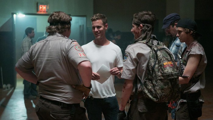 Christopher Landon (kaos putih) bersama pemain film Scouts Guide to the Zombie Apocalypse (2015).