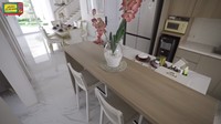 Di dapur bersihnya ini juga terdapat meja bar mini, yang biasa digunakan untuk sarapan dan bersantai untuk sekadar minum kopi. Foto: YouTube MAIA ALELDUL TV