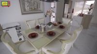 Ini adalah meja makannya yang bersebelahan dengan dapur bersih. Mejanya berwarna putih gading dan dilengkapi dengan 6 kursi. Foto: YouTube MAIA ALELDUL TV