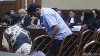 Zarof Ricar (bertopi) menghadiri sidang lanjutkan di Pengadilan Tipikor, Jakarta, Kamis (10/5/2025).