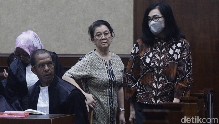 Zarof Ricar (baju biru) bersama ibunda Ronald Tannur, Meirizka Widjaja (batik coklat) serta pengacara Ronald, Lisa Rachmat kembali mengikuti sidang lanjutan di Pengadilan Tipikor, Jakarta, Kamis (10/5/2025) dengan agenda pemeriksaan saksi-saksi. Sebanyak 6 orang dimintai keterangan yakni Jurusita pengganti Pengadilan Negeri (PN) Surabaya,