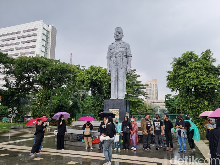 Demo cabut TNI di Taman Apsari Grahadi Surabaya