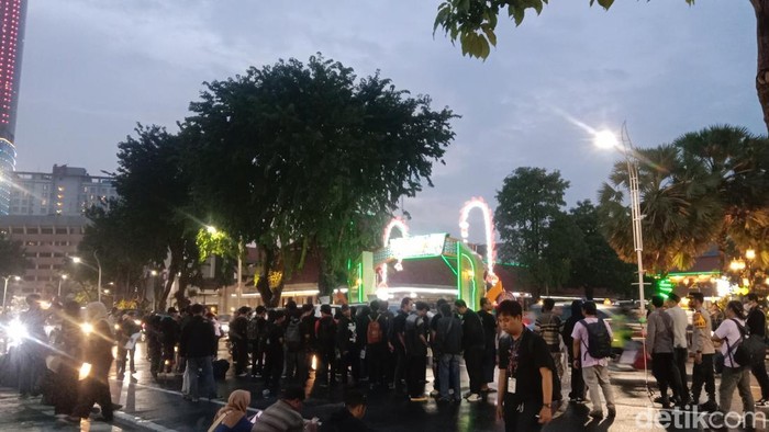 Demo cabut UU TNI di Taman Apsari Surabaya