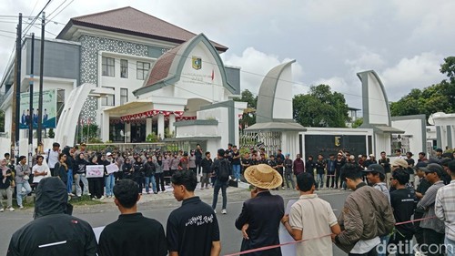 Massa menggeruduk gedung DPRD Lombok Timur, Kamis (10/4/2025).