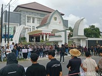 Aliansi Masyarakat Lombok Timur Geruduk DPRD, Tuntut UU TNI Dicabut