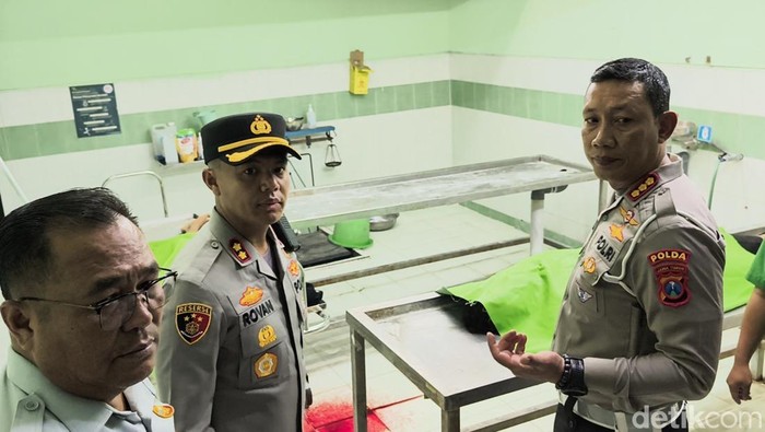 Dirlantas Polda Jatim bersama Kapolres Gresik melihat kondisi Korban Kecelakaan di RSUD Ibnu Sina
