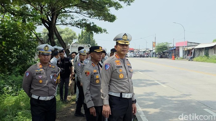 Dirlantas Polda Jatim Kombes Komaruddin saat turun langsung melakukan olah TKP kecelakaan Phanter Vs Bus di Gresik.