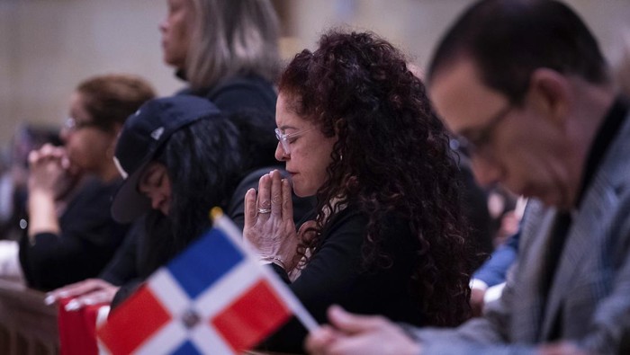 Doa Untuk Korban Runtuhnya Atap Kelab Malam Dominika People attend a Mass for the victims of the Jet Set club roof collapse, at St. Elizabeth's Church, Wednesday, April 9, 2025 in New York. (AP Photo/Adam Gray)