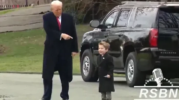 Presiden AS Donald Trump tertangkap kamera berjalan bersama dengan anak Elon Musk, Little X (X Æ A-Xii). Momen kedekatan keduanya buat netizen gemas.
