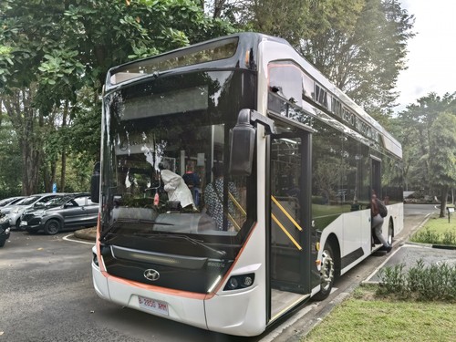 Elec City EV Bus sepanjang 12 meter di Kantor Gubernur Bali, Kamis (10/4/2025). Bus ini adalah percontohan hibah Korsel kepada Pemprov Bali. Namun, yang dihibahkan nantinya adalah County EV Bus 8 meter. (Karsiani Putri/detikBali)