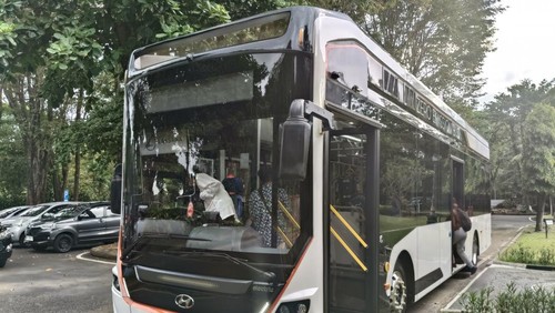Elec City EV Bus sepanjang 12 meter di Kantor Gubernur Bali, Kamis (10/4/2025). Bus ini adalah percontohan hibah Korsel kepada Pemprov Bali. Namun, yang dihibahkan nantinya adalah County EV Bus 8 meter. (Karsiani Putri/detikBali)