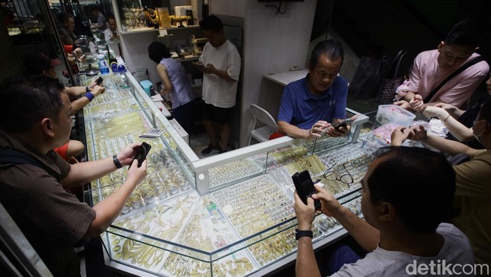 Emas Antam Tembus Rp 1,84 Juta/gram Pedagang menunjukkan emas Antam di etalase toko emas, Cikini, Jakarta, Kamis (10/5/2025).